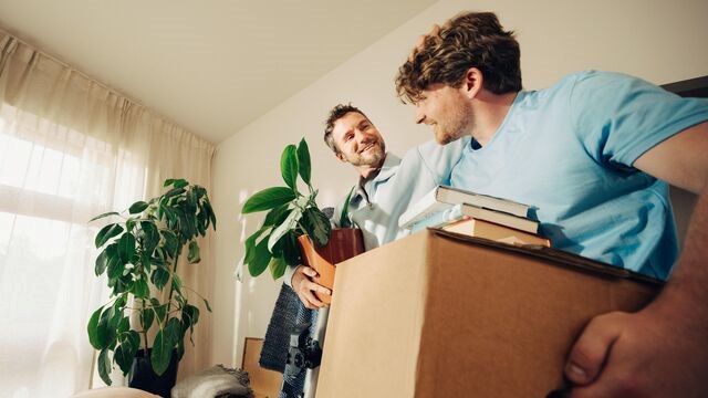 Mies keltaisessa sadetakissa etsimässä kotia