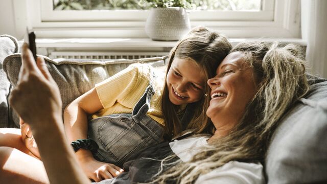 Advertising - Mom and daughter at the sofa - small